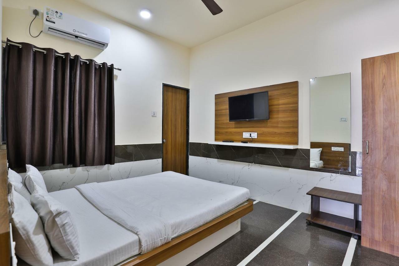 Spot On 37366 Hotel Mahalaxmi Dwārka Esterno foto
